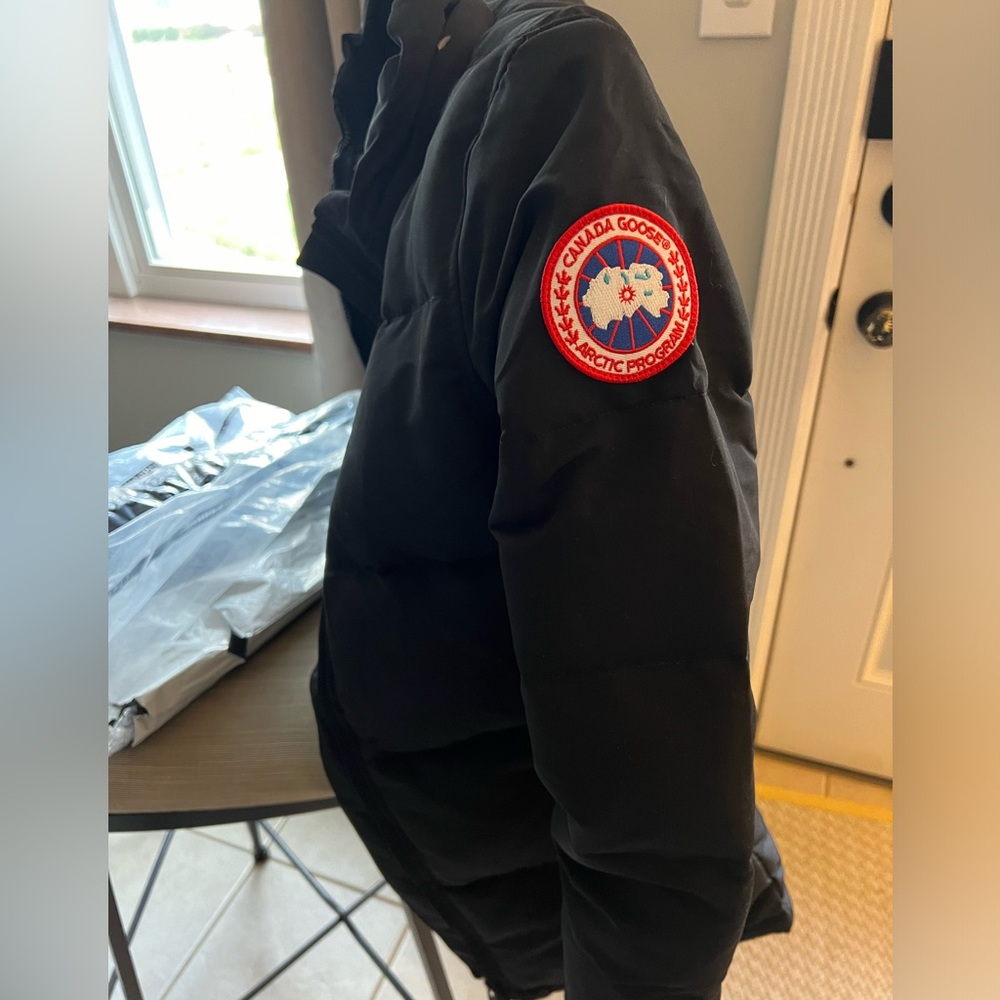 Canada Goose Women’s Black Puffer Jacket - Picture 8 of 10